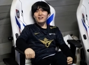 JJB-包含Rookie迎来二十赛季高光表现，FPX球迷沸腾！的词条